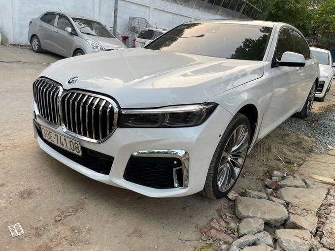 BMW 750Li lên sàn xe cũ với giá 600 triệu đồng vì lý do dở khóc dở cười - 3 BMW 750Li lên sàn xe cũ với giá 600 triệu đồng vì lý do dở khóc dở cười - 3