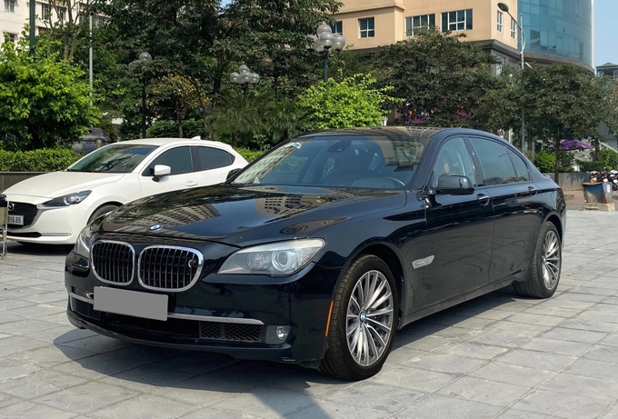 BMW 750Li lên sàn xe cũ với giá 600 triệu đồng vì lý do dở khóc dở cười - 2 BMW 750Li lên sàn xe cũ với giá 600 triệu đồng vì lý do dở khóc dở cười - 2