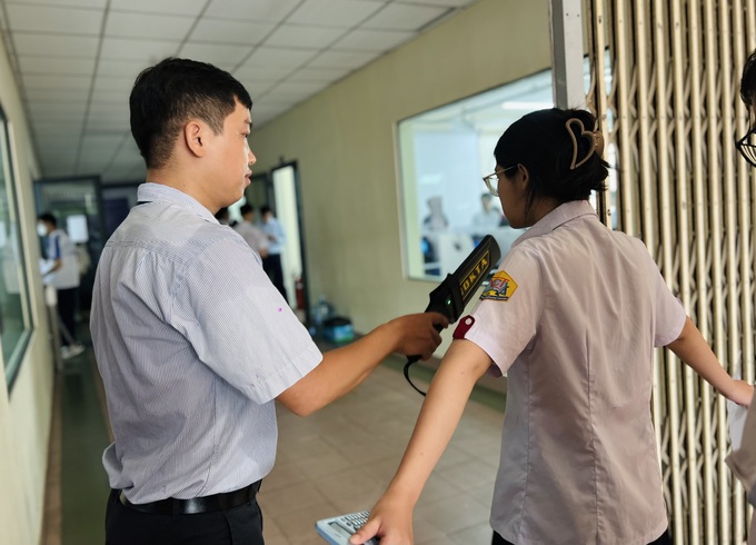 Thí sinh thi đánh giá chuyên biệt phải cởi giày... kiểm tra an ninh - 2