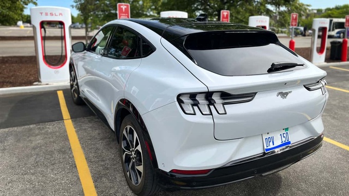 Ô tô điện của Ford sẽ dùng chung cổng sạc với Tesla - 1