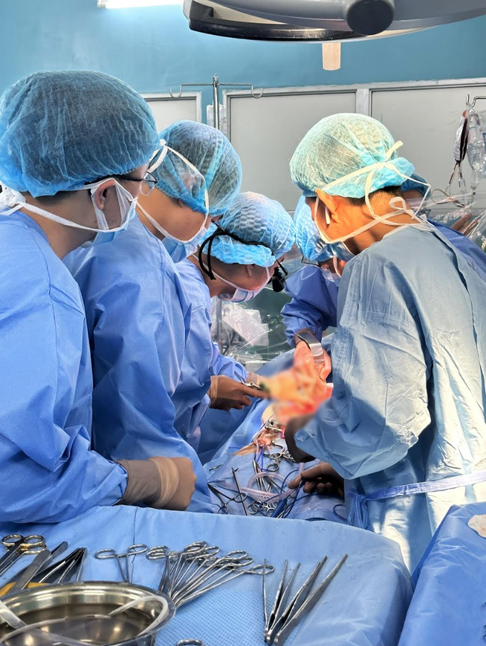 3 tuần tiểu ra máu, người đàn ông phát hiện có thể chết trong vài ngày - 2 3 tuần tiểu ra máu, người đàn ông phát hiện có thể chết trong vài ngày - 2