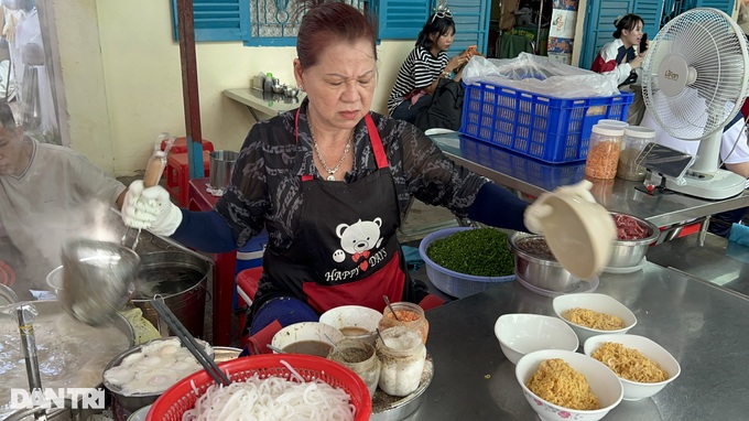 The noodle shop has a specialty of listening to curses, over 40 years still crowded in Ho Chi Minh City - 4