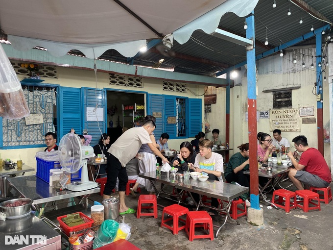 The noodle shop has a specialty of listening to curses, over 40 years still crowded in Ho Chi Minh City - 3