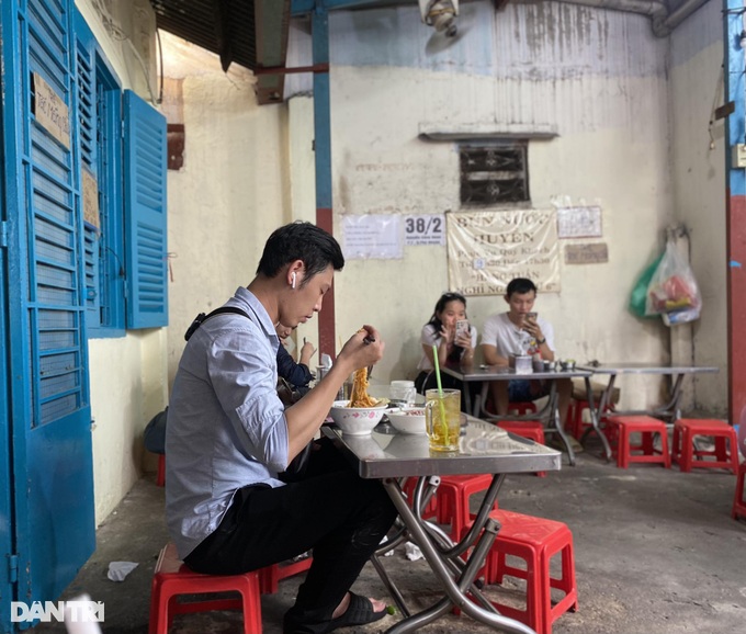 The noodle shop has a specialty of listening to curses, over 40 years still crowded in Ho Chi Minh City - 5