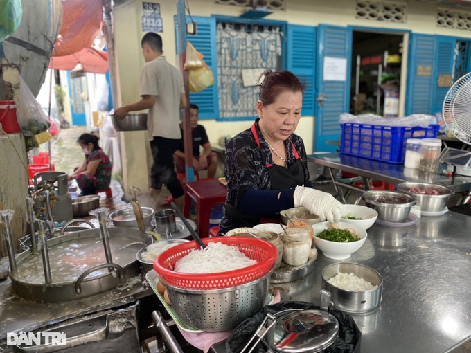 The noodle shop has a specialty of listening to curses, over 40 years still crowded in Ho Chi Minh City - 1