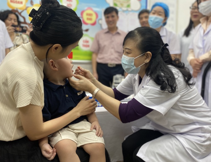 Bộ trưởng Bộ Y tế trực tiếp cho trẻ uống vitamin A liều cao - 1 Bộ trưởng Bộ Y tế trực tiếp cho trẻ uống vitamin A liều cao - 1