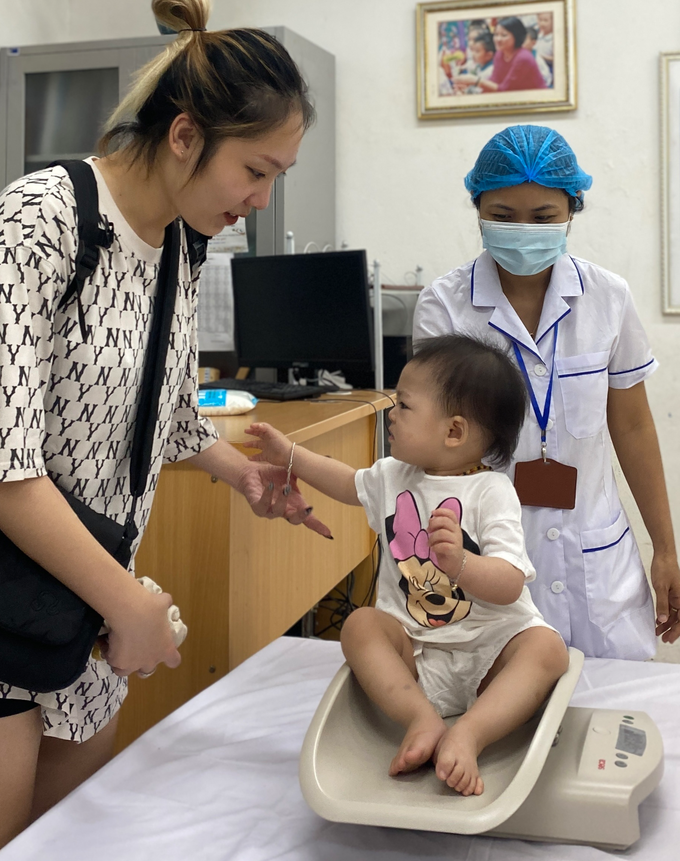 Bộ trưởng Bộ Y tế trực tiếp cho trẻ uống vitamin A liều cao - 4 Bộ trưởng Bộ Y tế trực tiếp cho trẻ uống vitamin A liều cao - 4