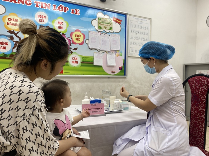 Bộ trưởng Bộ Y tế trực tiếp cho trẻ uống vitamin A liều cao - 2 Bộ trưởng Bộ Y tế trực tiếp cho trẻ uống vitamin A liều cao - 2
