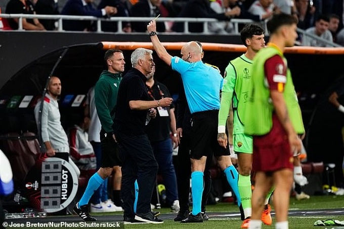 HLV Mourinho tức giận, chỉ trích nặng nề trọng tài khi AS Roma thất bại |  Báo Dân trí