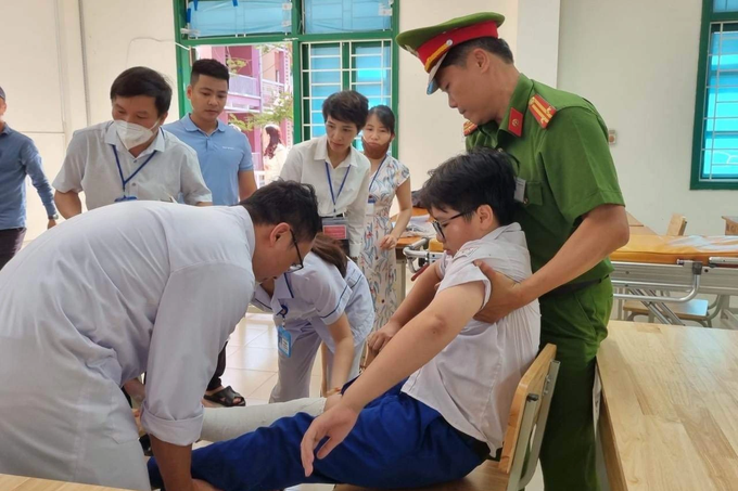 Cử cán bộ y tế túc trực, hỗ trợ sĩ tử tai nạn gãy chân vượt vũ môn - 2