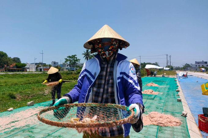 Nghề khổ, lúc nắng nóng nhất lại lao ra giữa trời - 6