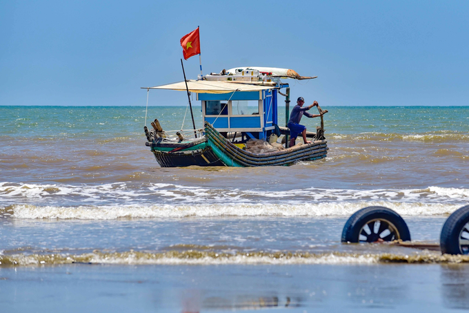 Nghề khổ, lúc nắng nóng nhất lại lao ra giữa trời - 1