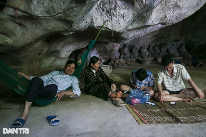 Mất điện, người Hà Nội chui hang động trốn nóng - 3 Mất điện, người Hà Nội chui hang động trốn nóng - 3