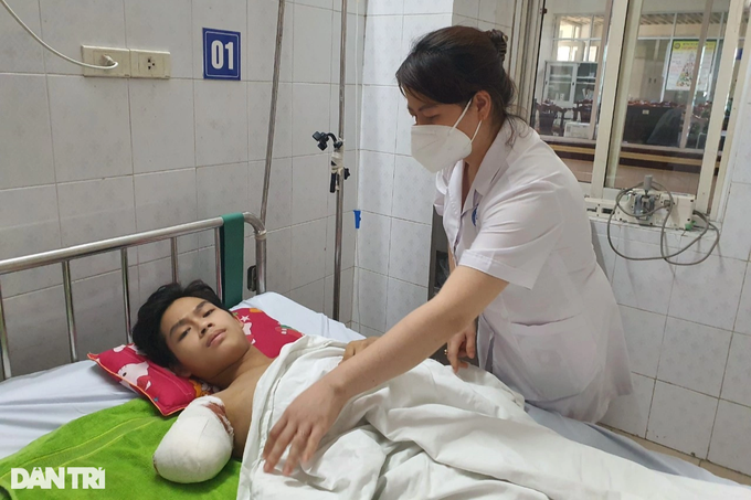 Bác sĩ kêu gọi giúp đỡ cậu bé 15 tuổi người Dao bị bỏng điện, mất tay phải - 1