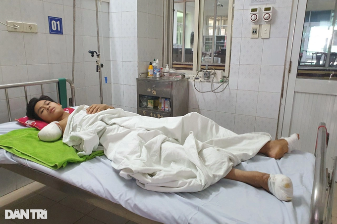 Bác sĩ kêu gọi giúp đỡ cậu bé 15 tuổi người Dao bị bỏng điện, mất tay phải - 2