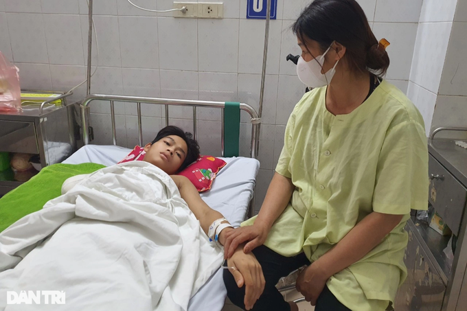 Bác sĩ kêu gọi giúp đỡ cậu bé 15 tuổi người Dao bị bỏng điện, mất tay phải - 4