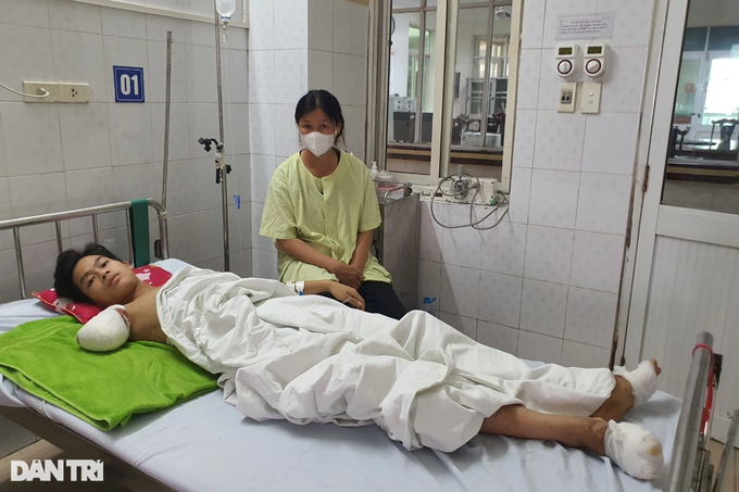 Bác sĩ kêu gọi giúp đỡ cậu bé 15 tuổi người Dao bị bỏng điện, mất tay phải - 6