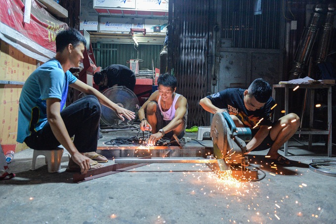 Mất điện khiến nhiều người phải chuyển việc từ làm ban ngày sang đêm ảnh 1