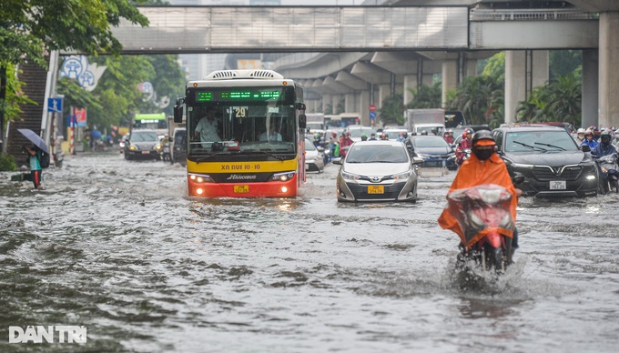 Nhiều tuyến phố Hà Nội ngập sâu sau trận mưa vàng - 2