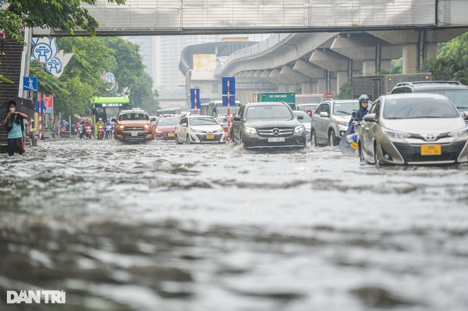 Nhiều tuyến phố Hà Nội ngập sâu sau trận mưa vàng - 3