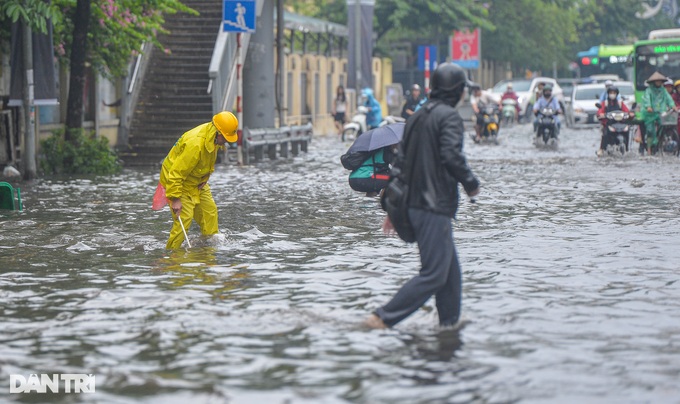 Nhiều tuyến phố Hà Nội ngập sâu sau trận mưa vàng - 4