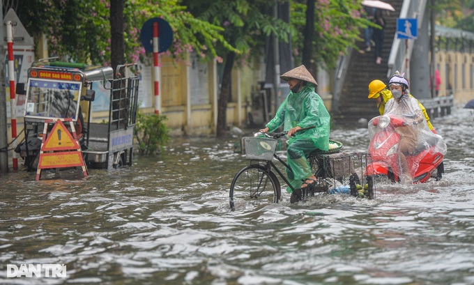 Nhiều tuyến phố Hà Nội ngập sâu sau trận mưa vàng - 6