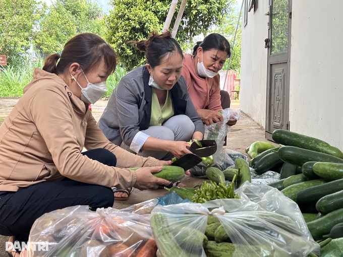 Người dân nấu ăn tiếp sức lực lượng làm nhiệm vụ ở Đắk Lắk - 1