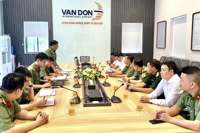 Phi công phải đổi đầu hạ cánh vì khói đốt rơm rạ ở Vân Đồn  - 1