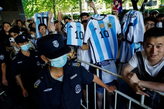 CĐV Trung Quốc phát cuồng vì Lionel Messi, cảnh sát lên tiếng cảnh báo |  Báo Dân trí