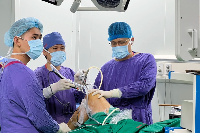 Chấn thương vẫn cố đi đá bóng, nam thanh niên 17 tuổi đứt dây chằng 2 gối - 1 Chấn thương vẫn cố đi đá bóng, nam thanh niên 17 tuổi đứt dây chằng 2 gối - 1