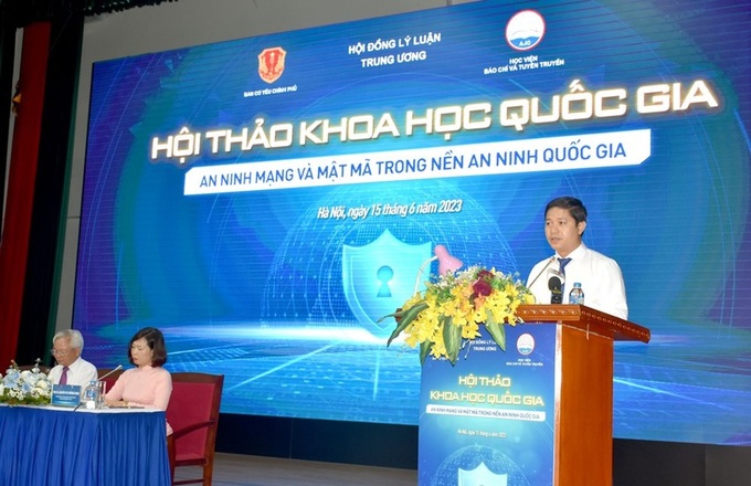 Đại tá, TS. Nguyễn Hữu Hùng, Phó Trưởng ban Ban Cơ yếu Chính phủ phát biểu tại hội thảo.