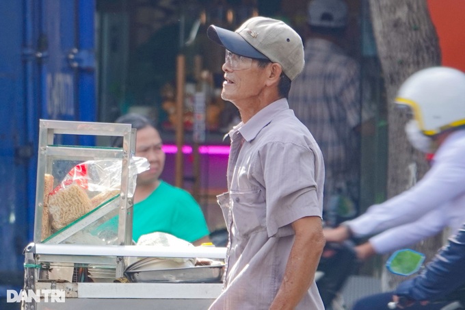 Vừa nghe đề án thu phí vỉa hè, tiểu thương hét lớn: Chắc tôi trốn luôn - 1 Vừa nghe đề án thu phí vỉa hè, tiểu thương hét lớn: Chắc tôi trốn luôn - 1