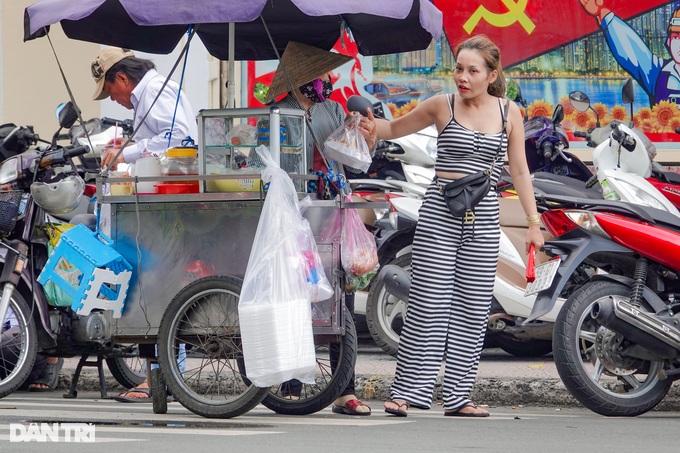 Vừa nghe đề án thu phí vỉa hè, tiểu thương hét lớn: Chắc tôi trốn luôn - 3