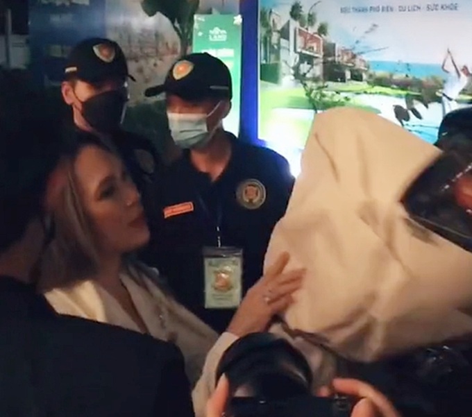 Sao Việt được vệ sĩ hộ tống: Vì sao Sơn Tùng gây ồn ào, Mỹ Tâm được khen? - 8