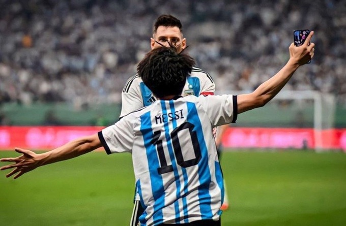 CĐV Trung Quốc lao vào sân ôm Messi ở trận giao hữu của Argentina - 2