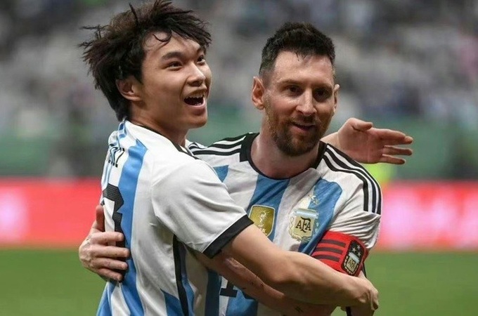 CĐV Trung Quốc lao vào sân ôm Messi ở trận giao hữu của Argentina - 3