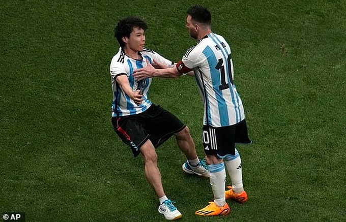 CĐV Trung Quốc lao vào sân ôm Messi ở trận giao hữu của Argentina - 1