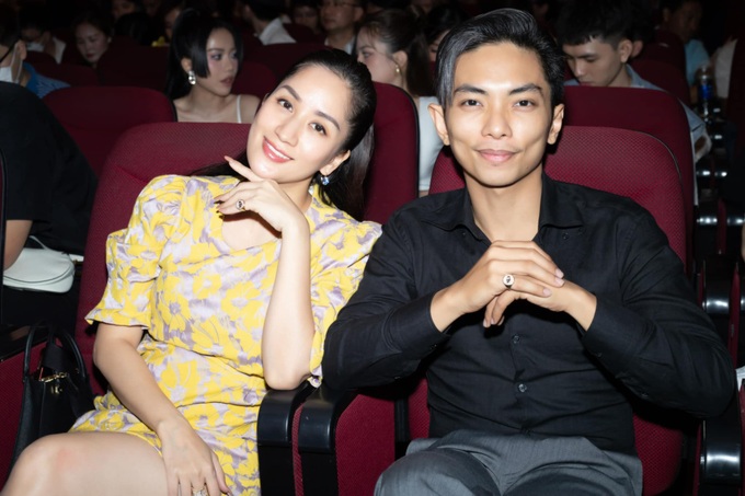 Khánh Thi có bầu lần 3 ở tuổi 41: Sắc vóc gợi cảm, chồng cưng chiều hết mực - 11