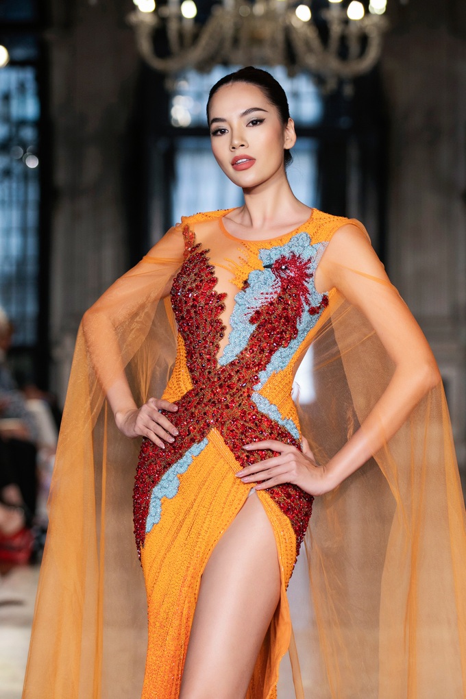 Hoa hậu Hoàn vũ Italy diện áo dài thêu Hồ Gươm đọ catwalk cùng HHen Niê - 7