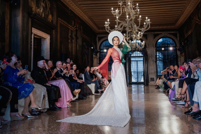 Hoa hậu Hoàn vũ Italy diện áo dài thêu Hồ Gươm đọ catwalk cùng HHen Niê - 5