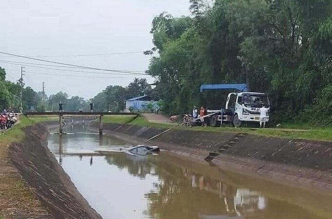 Xe chở 4 người lao xuống kênh, tài xế mất tích, 3 người thương vong - 2