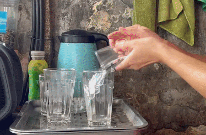 Cô chủ quán trà đá ở Hà Nội mỗi ngày mặc một bộ váy cá tính gây sốt mạng - 3