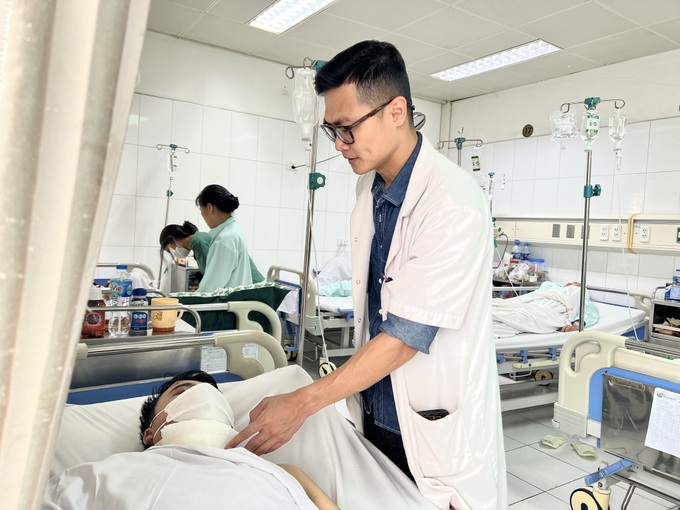 Thanh xà beng dài 90cm đâm xuyên cổ người bệnh - 2 Thanh xà beng dài 90cm đâm xuyên cổ người bệnh - 2
