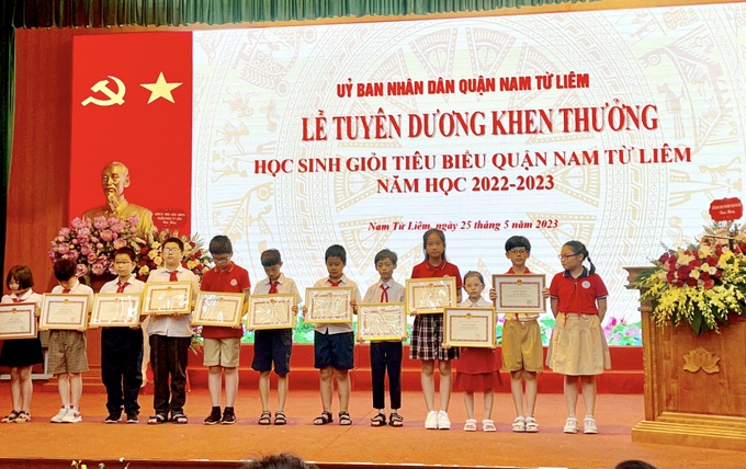 Thi lớp 1 Nam Từ Liêm phải biết đọc thơ và cộng trừ, Hiệu trưởng lên tiếng - 1