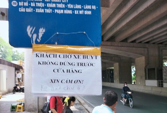 Hà Nội: Chủ quán treo biển không biết chữ à đuổi khéo người chờ xe buýt - 1