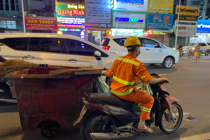 Mùa mưa, công nhân vừa quét rác vừa... cầu nguyện - 5