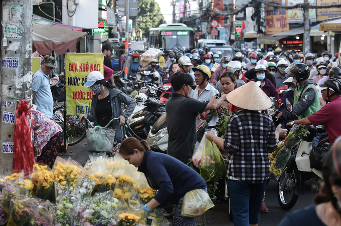 Chen chân mua loại bánh đặc sản của người Hoa, tiểu thương thu bạc triệu - 1