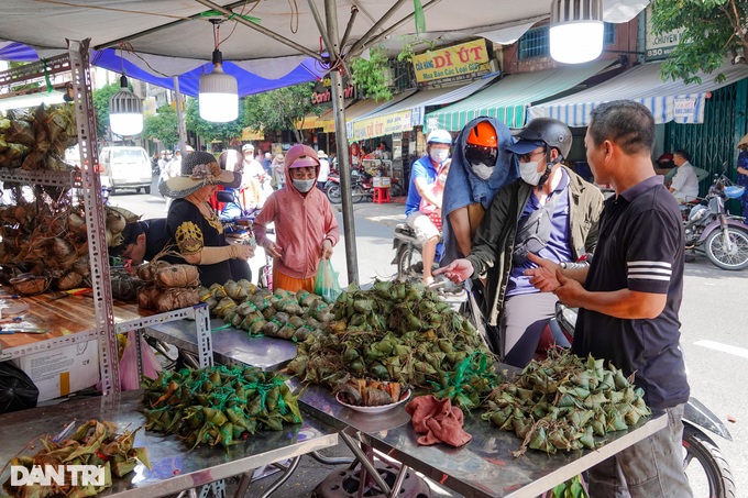 Chen chân mua loại bánh đặc sản của người Hoa, tiểu thương thu bạc triệu - 2