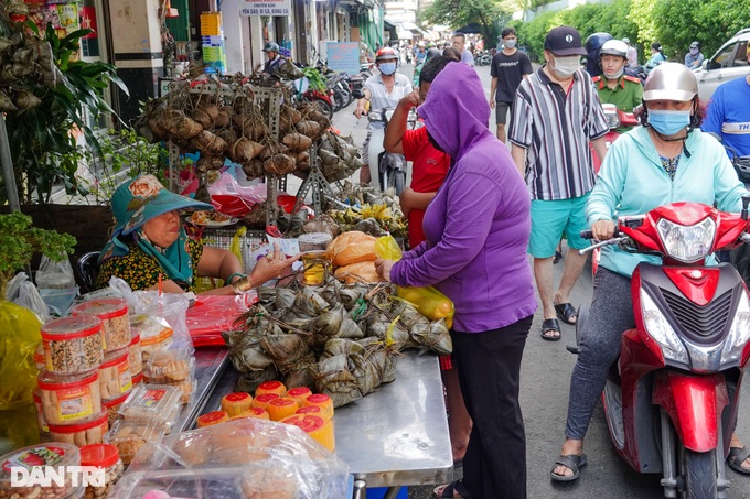 Chen chân mua loại bánh đặc sản của người Hoa, tiểu thương thu bạc triệu - 4