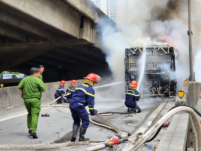 Xe buýt bốc cháy dữ dội tại lối lên đường Vành đai 3 trên cao - 3